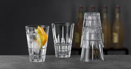 The SPIEGELAU Perfect Serve Collection Highball glass filled with a gin and tonic cocktail. Behind it the same glass, but empty.<br/>